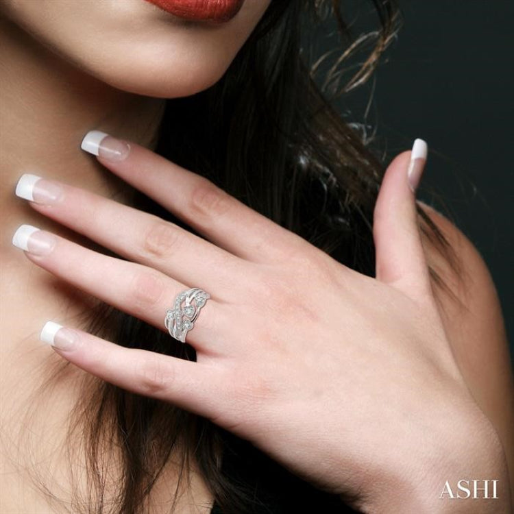 1/20 Ctw Round Cut Diamond Crossover Heart Ring in Sterling Silver
