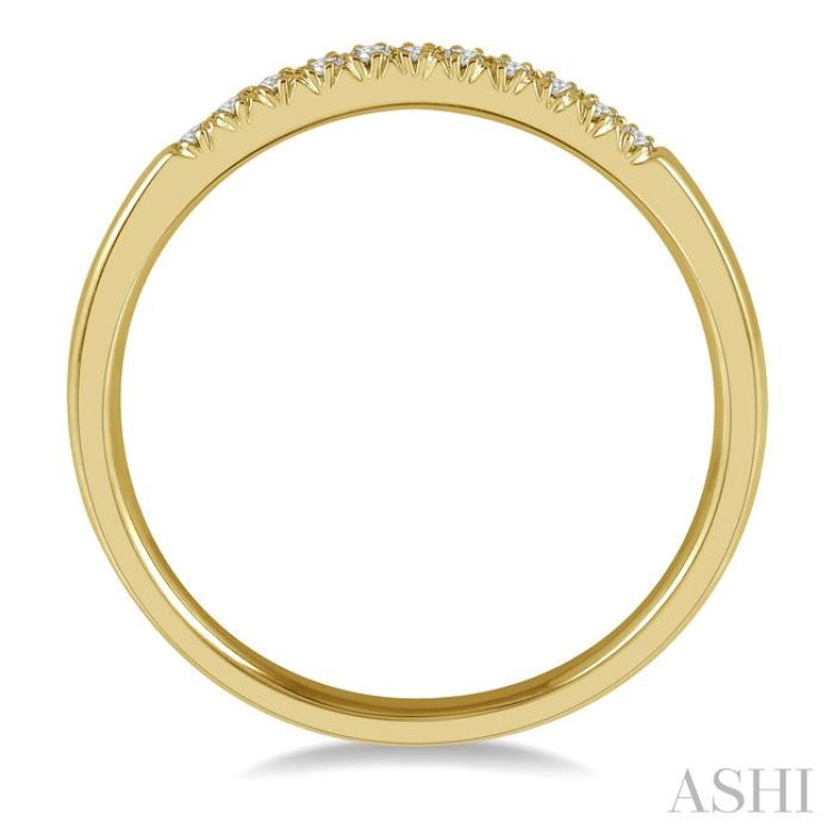 1/10 Ctw 11 Stone Round Cut Diamond Wedding Band in 14K Yellow Gold