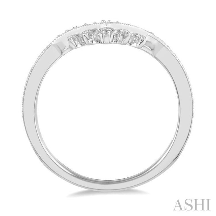 1/4 Ctw Chevron Shank Round Cut Diamond Band in 14K White Gold