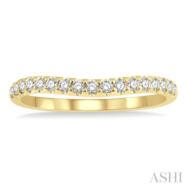 1/4 Ctw Arched Center Round Cut Diamond Wedding Band in 14K Yellow Gold