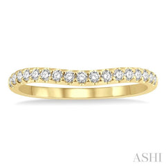 1/4 Ctw Arched Center Round Cut Diamond Wedding Band in 14K Yellow Gold