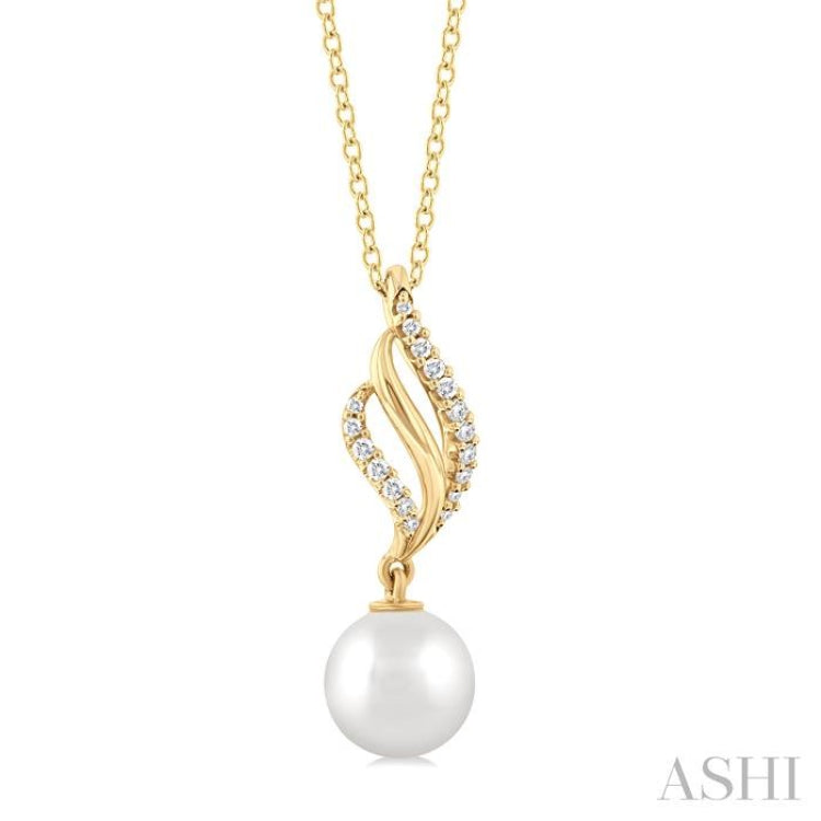 1/10 ctw Conch Shape 7X7 MM Round Cultured Pearl and Round Cut Diamond Fashion Pendant With Chain in 10K Yellow Gold