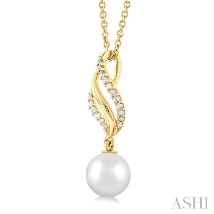 1/10 ctw Conch Shape 7X7 MM Round Cultured Pearl and Round Cut Diamond Fashion Pendant With Chain in 10K Yellow Gold