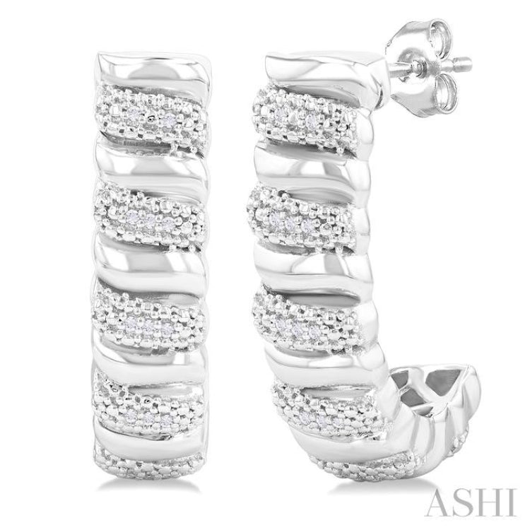 1/10 Ctw Bold Silver Ribbed Swirl Round Cut Diamond Bold Half Hoop Earring in Sterling Silver