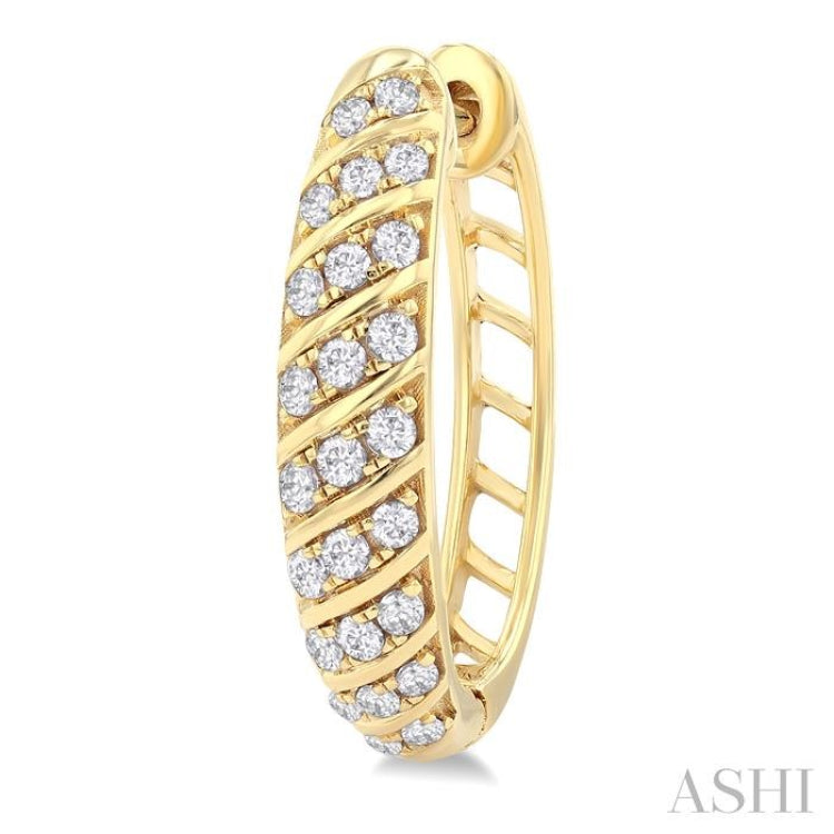 1/2 Ctw Ribbed Swirl Round Cut Diamond Fashion Hoop Earring in 14K Yellow Gold