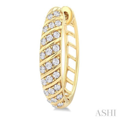 1/2 Ctw Ribbed Swirl Round Cut Diamond Fashion Hoop Earring in 14K Yellow Gold