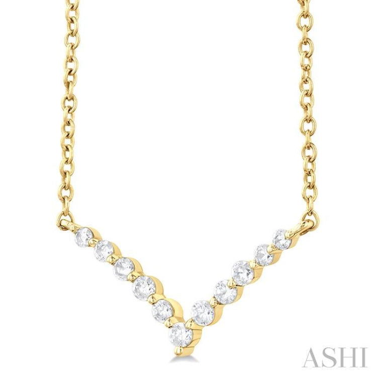 1/8 Ctw Chevron Round Cut Diamond Petite Necklace in 14K Yellow Gold